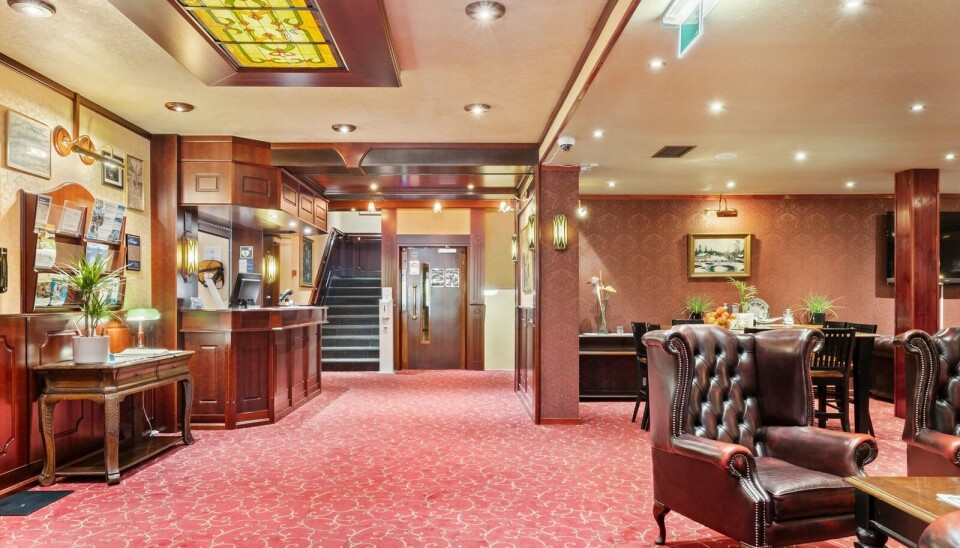 BORTE FRA RESEPSJONEN: En av de tapte gjenstandene er skipsklokken fra Lægreid Hotell i Sogndal. Klokken, som i mer enn 30 år hang her i resepsjonen, har forsvunnet. Tidligere fungerte klokken som ringeklokke for å tilkalle personalet.