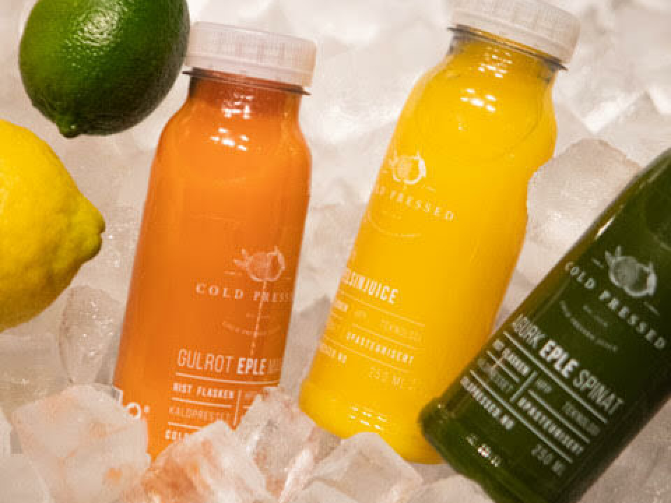De tre nye produktene: Rød Grapefruit Ananas, pasjon og mango Gulrot, eple og ingefær