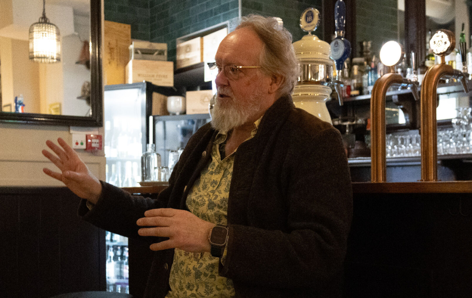 Espen Smith har en fortellerstemme som gjør det verdt å lytte. Hans gode historier om mat og drikke er en del av gjestgiveriet på «Åssengårea?».