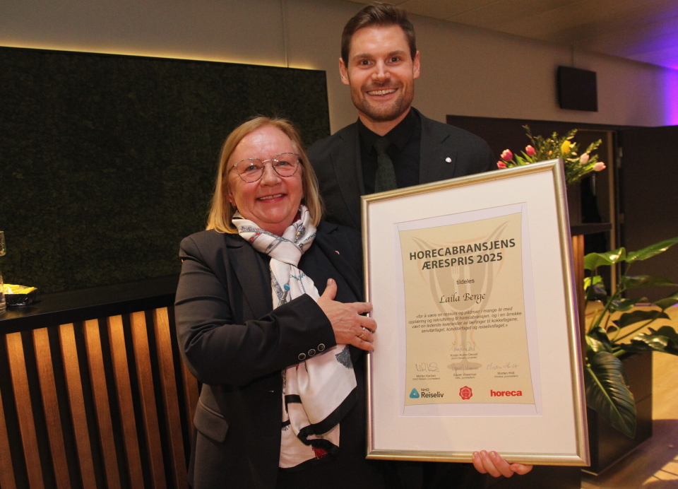 Laila Berge ble tildelt Horecabransjens ærespris tirsdag 18.mars 2025. Her avbildet sammen med landbruks- og matminister Nils Kristen Sandtrøen.