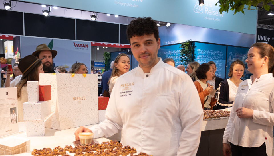 Younes El Khomri deler ut prisbelønnede cookies på Nespresso-standen.