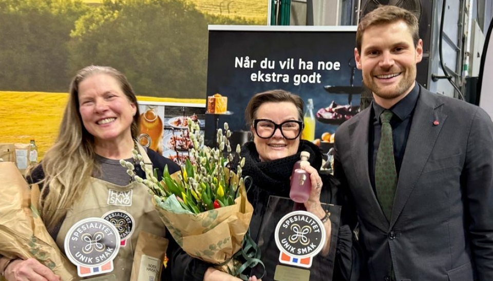 F.v. Michal Christina Bietz fra Havsnø, Gro Furset fra Brokkestøylen og landbruks- og matminister Nils Kristen Sandtrøen.