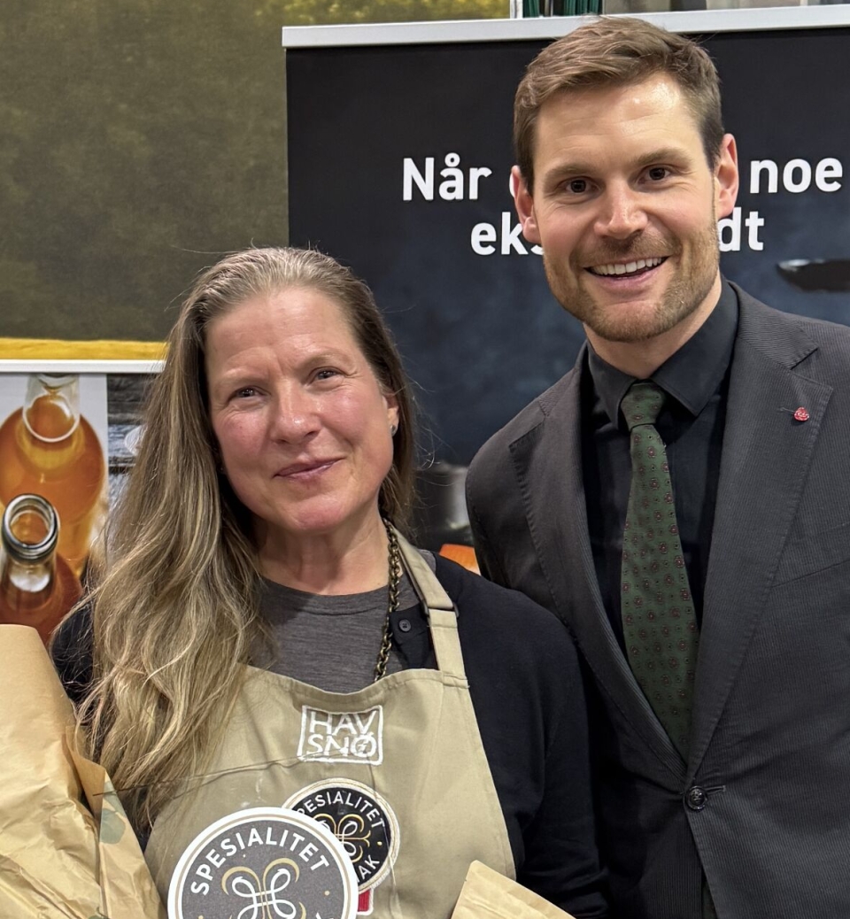Fra venstre: Michal Christina Bietz fra Havsnø og landbruks- og matminister Nils Kristen Sandtrøen.