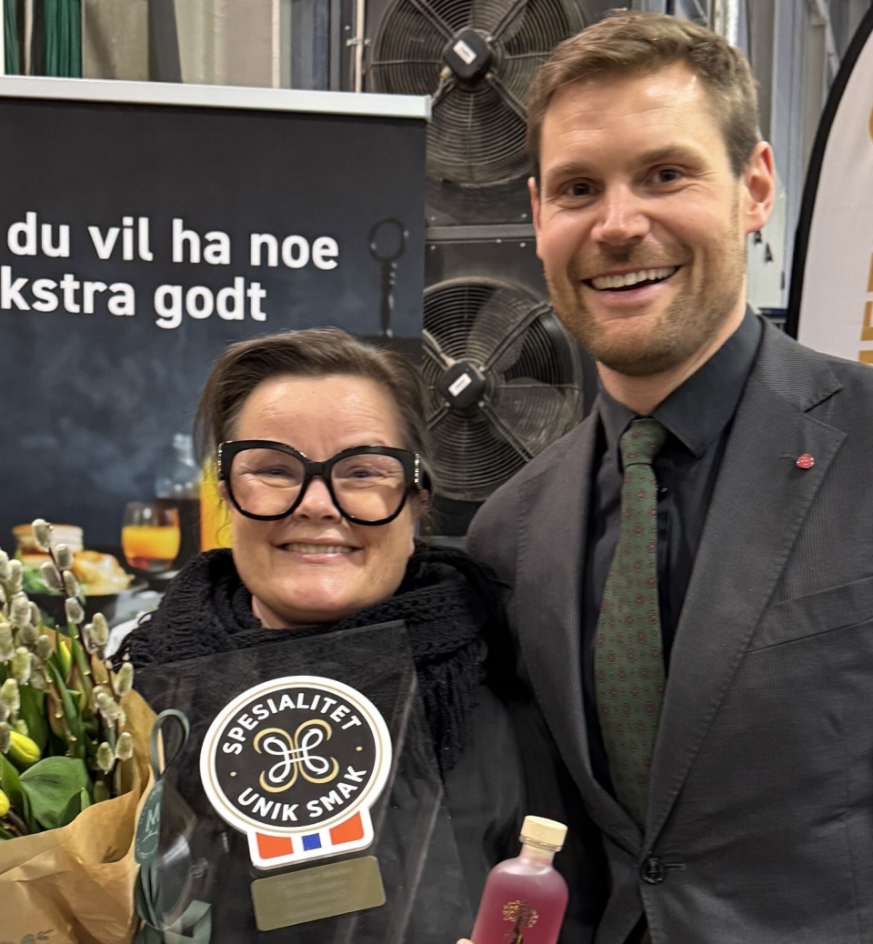 Fra venstre: Gro Furset fra Brokkestøylen og landbruks- og matminister Nils Kristen Sandtrøen.