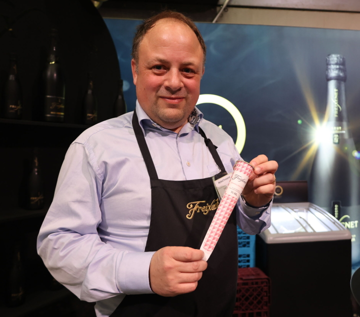 Saftisen er laget med rosévin og inneholder 5 prosent alkohol.