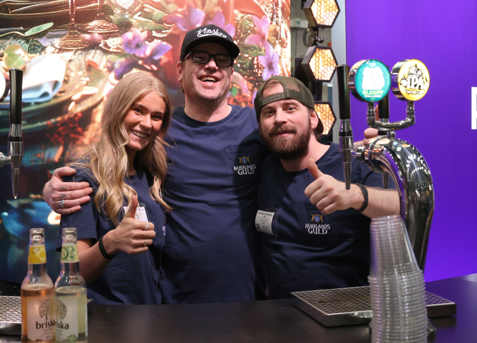 Hos Pinnacle Brands møter vi crewet fra Kiosken Bar! De inviterer bransjen på fest. Fra venstre: Henriette Olsen, Geir Saanum og Thomas Olsen