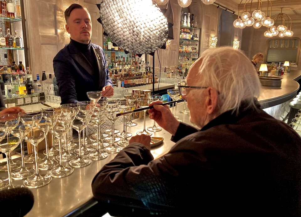 Håkon Bleken malte 96 glass i Britannia Bar i forbindelse med sin egen cocktail i menyen «Portretter».