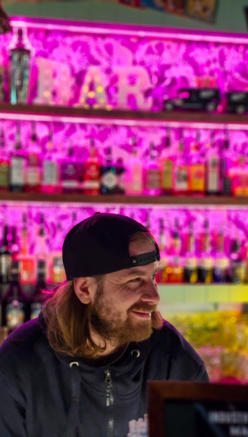 Thomas Olsen stortrives med å ta imot bransjen på søndagseventer.