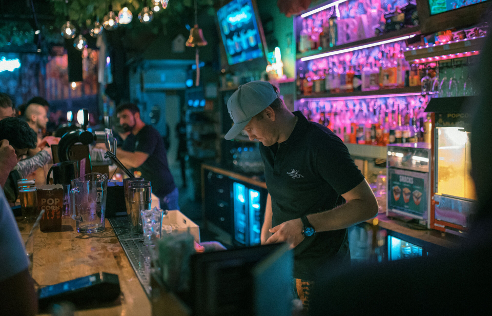 I Kiosken møter du ikke bare hyggelige bartendere, men finner også varer som er vanlige i en kiosk. Du kan for eksempel bygge ditt eget nachspiel-kit, ment for dem som ikke har planer om å dra hjem til sin egen tannbørste!