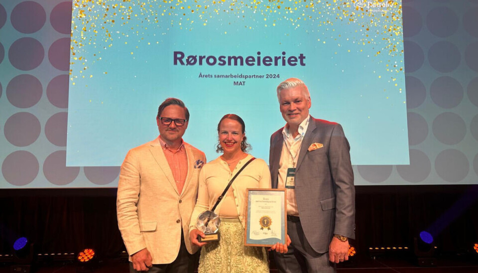 Rune Bjerkelund (t.v.) og Øyvind Frich (t.h.) delte ut prisen til Henriette Jelsnes fra Rørosmeieriet.
