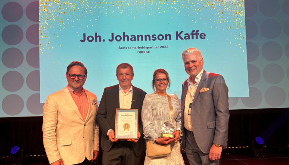 Jeanette Sørlie Ekaas og Erik Kirkeberg tok imot prisen på vegne av Joh. Johannson Kaffe. Rune Bjerkelund (t.v.) og Øyvind Frich (t.h).