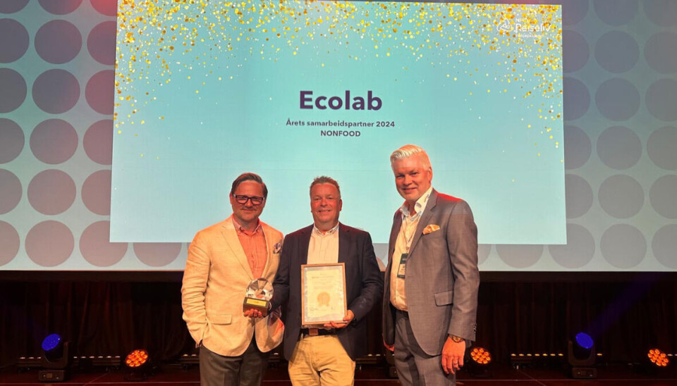 Vidar Kampenhaug representerte Ecolab på scenen. Rune Bjerkelund (t.v.) og Øyvind Frich (t.h.).