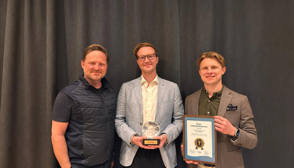 Rune Bjerkelund overrakte prisen til Retura tidligere på dagen. Her representert av Daniel Johansson (midten) og Erlend Dahlberg (t.h.).