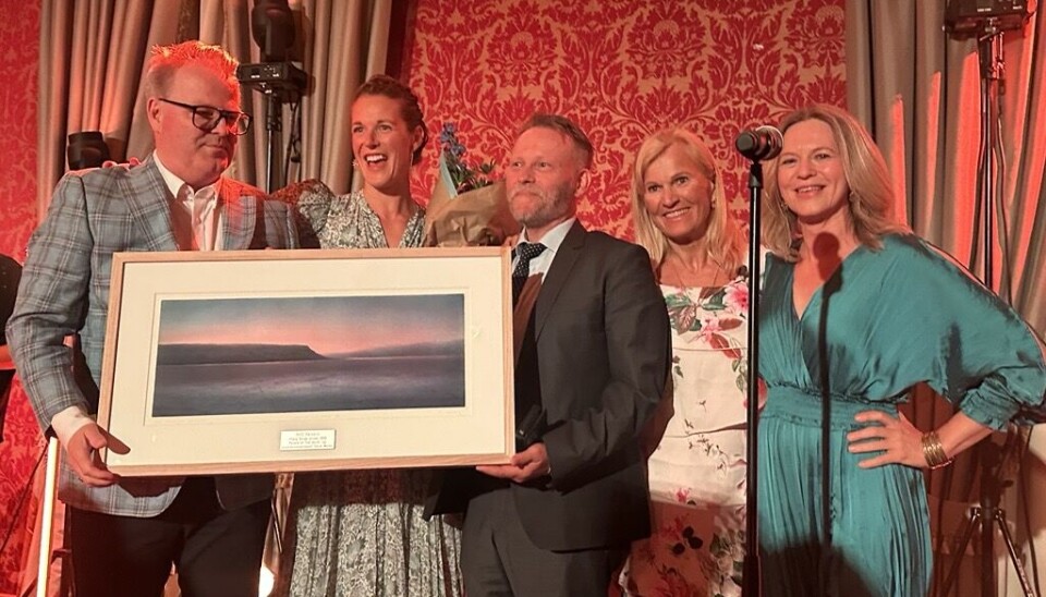 Teamet fra Tellus Work bestående av Morten Ottesen (til venstre), Sigrid Henjum og Jan-Erik Lustig mottok prisen fra Kristin Krohn Devold og Merete Habberstad i NHO Reiseliv. Prisutdelingen fant sted på NHO Reiselivs årskonferanse i Sandefjord.