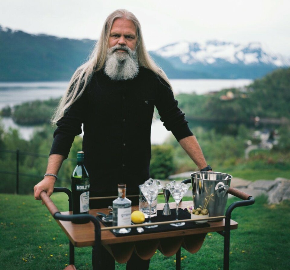 Stig Bareksten i sitt ess. I episode fem besøker han og Arne Hjeltnes et spennende par som serverer dem en full smaksmeny med alle de tradisjonelle delikatessene fra Vestlandet.