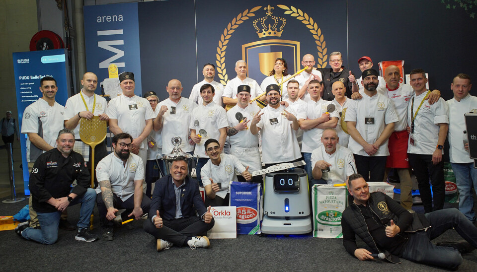 Vinnere, dommere, og en fornøyd arrangør Mike Arvblom (nederst til høyre) under Pizza Champion Cup Nordic på UMAMI Arena i mars 2025. Foto: Pizza Champion Cup.