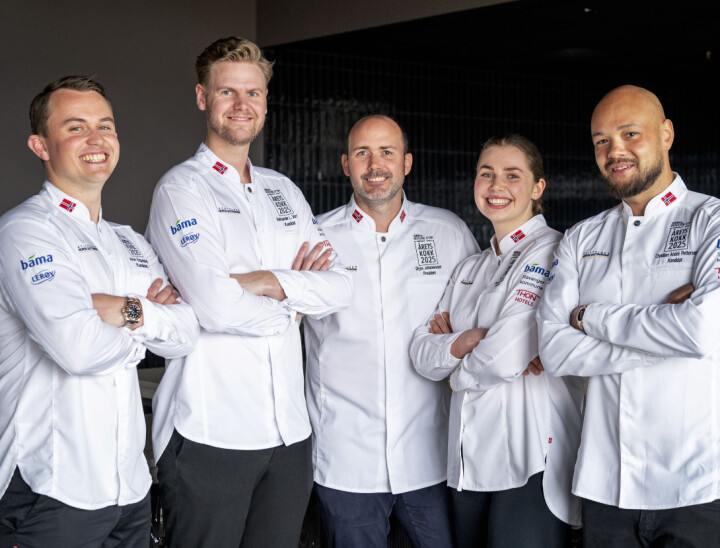 Årets Kokk 2025 - team med styreleder. Aron Espeland (t.v.), Aleksander Vartdal, Ørjan Johannessen (styreleder), Eli Anne Sundset, Christian Andre Pettersen.