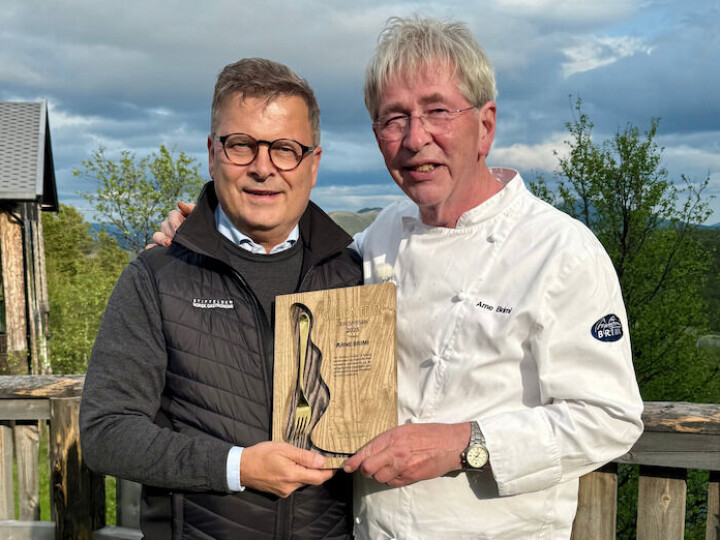 Arne Sørvig (t.v.) i Stiftelsen Norsk Gastronomi tildeler stjernekokken Arne Brimi hedersprisen.