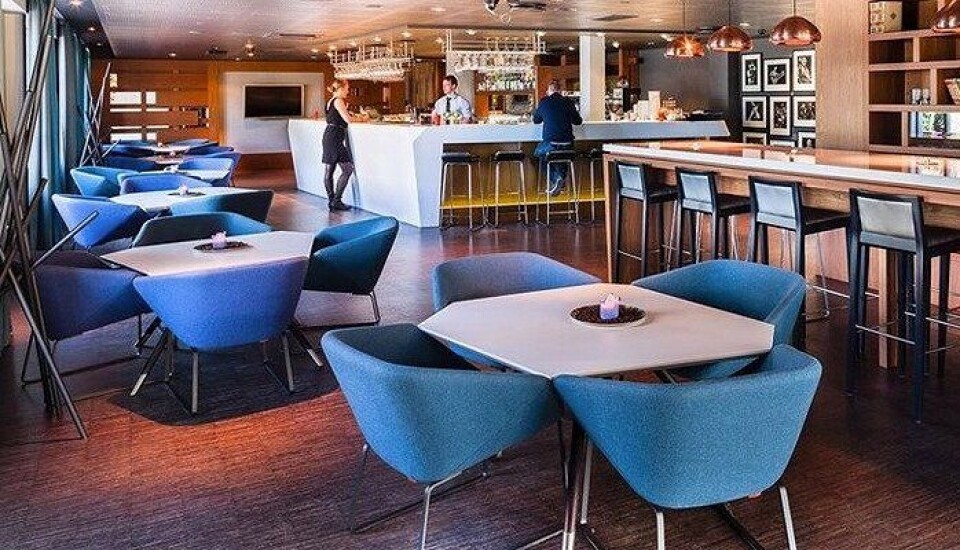 Åpner for skjenkekontroll på hotellrommet