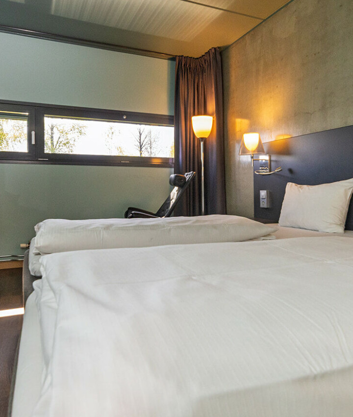 Comfort Hotel Runway har 303 hotellrom, treningsrom og badstue, parkering, restaurant- og bar. I tillegg har hotellet 17 møterom og møte- og konferansekapasitet for 650 personer.