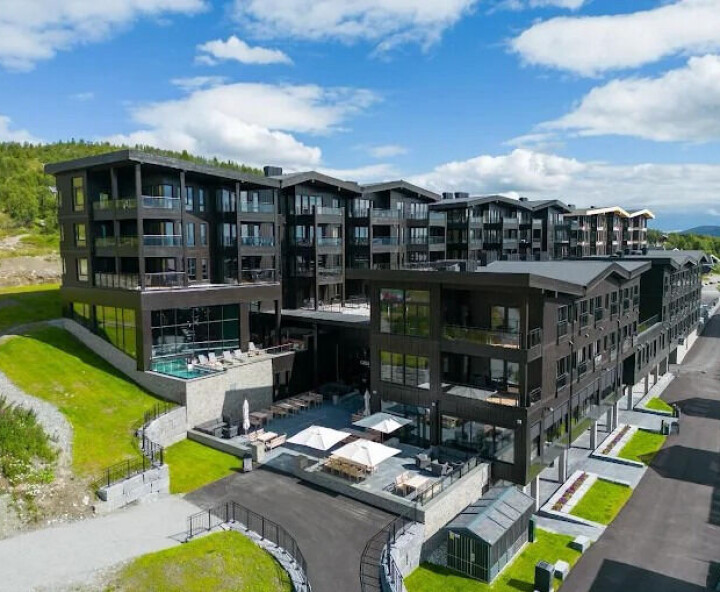 Riddergaarden Mountain Lodge har 210 sengeplasser, spaanlegg, arcade-rom, lekerom for de minste, kurs og konferansefasiliteter, italiensk restaurant med plass til 110 gjester og innendørs garasjeanlegg med plass til 84 biler.