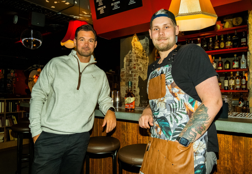 Brand Manager Fredrik Ljunggren for Sazerac i Norge og Bar Manager Fredrik Holmberg ved No Stress Oslo.