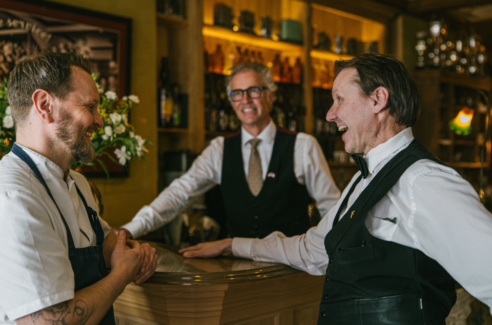 Erfaring er en styrke på arbeidsplassen. Det bekrefter (fra venstre) kokk Kjetil Berntsen, daglig leder Knut Wesenberg og servitør Inge Solmo ved Brasserie France.