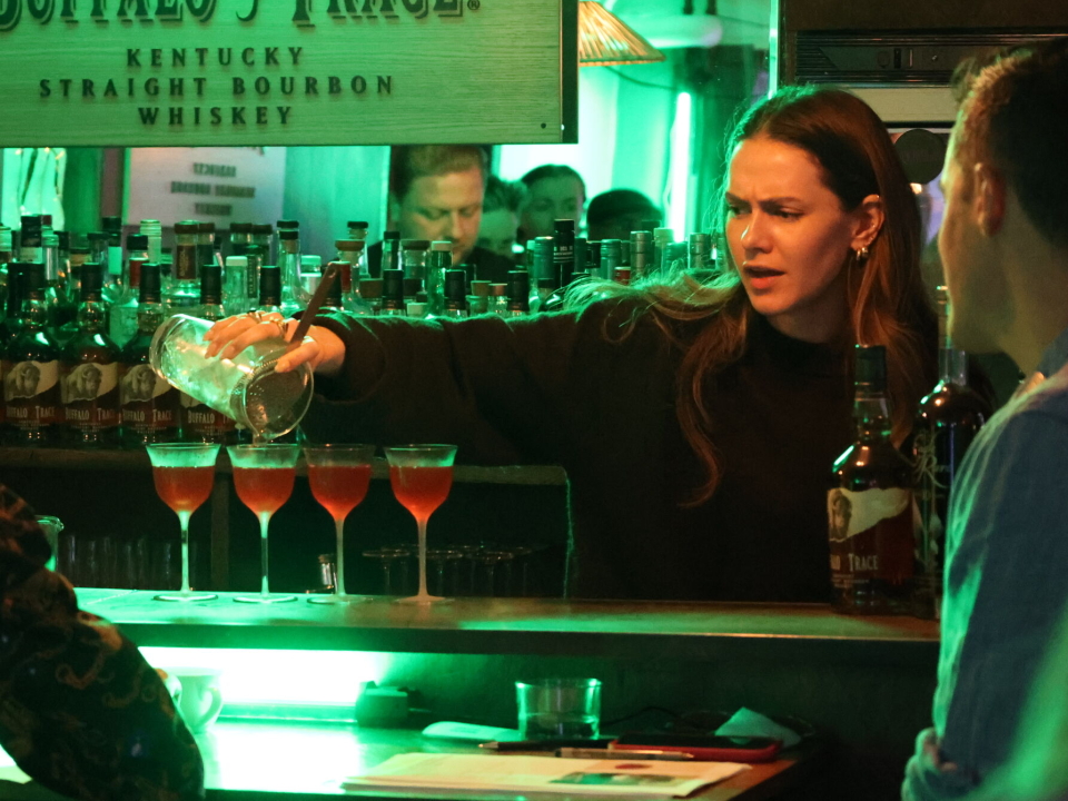 Hanna Moslaup vartet opp med en drink hun kalte Crimson Oak, som ble servert med bourbon-havreflak og ostekrem.