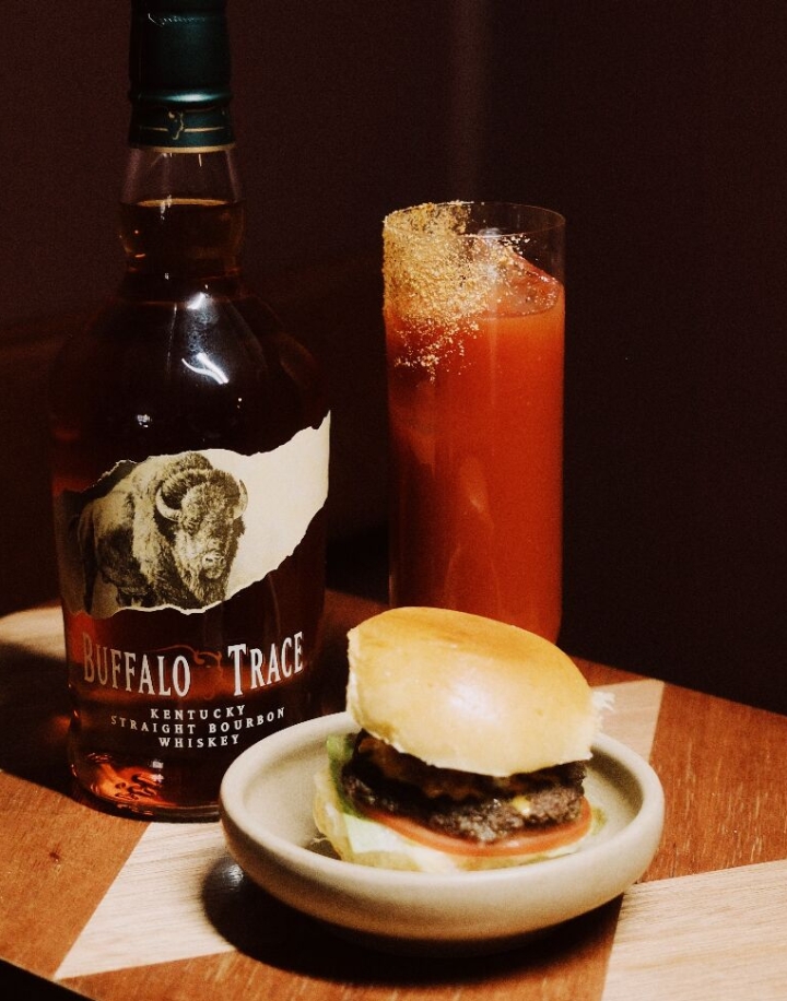 Fredrik Holmberg leverte en selvskapt drink han mener passer bedre på søndag enn lørdag kveld. Den inneholder hot sauce, sitronjuice og tomatjuice.