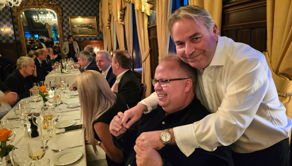 Ventetiden er over for restauratør Kay Johnsen og tørrfisk-sjef Roger Jakobsen (med briller)