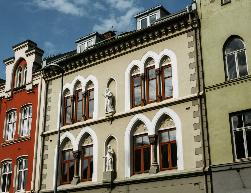 Hotellet som nå er under oppussing, vil romme 51 rom, inkludert suiter med private takterrasser, samt restaurant, bar og kafé på bakkeplan.