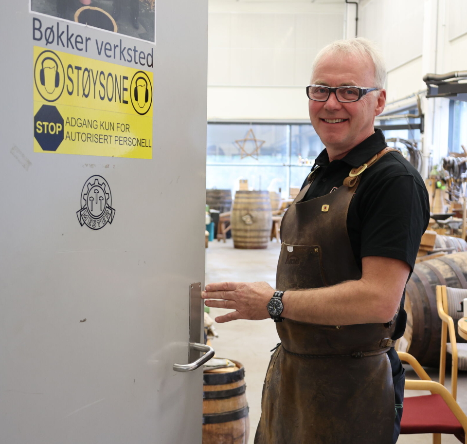 Mester-logoen er endelig kommet på døren inn til Arne Jøran Øyens bøkkerverksted.