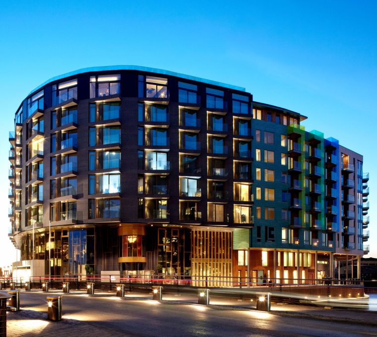 Inntrer rollen som hotelldirektør på The Thief