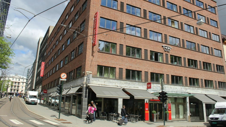 Hotellet som er naboen til det gamle 'SAS-hotellet' i Oslo, skal pusses opp. Bak prosjektet  står interiørarkitekt Trond Ramsøskar og designansvarlig i Olav Thon Gruppen, Sissel Berdal Haga.
