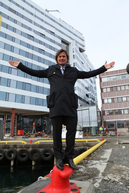 Choice-sjef Petter Stordalen på kaia utenfor hotellet i forbindelse med omvisning med Hotellmagasinet noen måneder før åpning mai 2014.