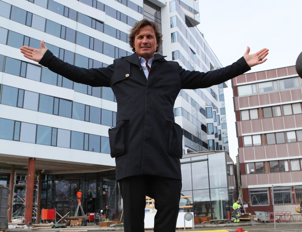 Petter Stordalen poserer for Hotellmagasinet under en hotellåpning i 2014. Ti år senere fortsetter han å åpne nye hoteller.