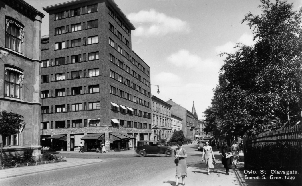 Her ser vi et bilde av Thon Hotel Europa i St. Olavs gate 31 i Oslo som er tatt ca. 1935-40. Foto: S. Gran/Oslo Museum.