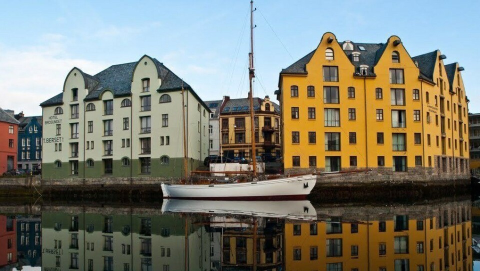 PÅ BRYGGA: De to nabohotellene Brosundet (til venstre) og Clarion Collection Hotel Bryggen deler brygge, men ikke vegg. Nå slås de sammen. Foto: PANORAMIO