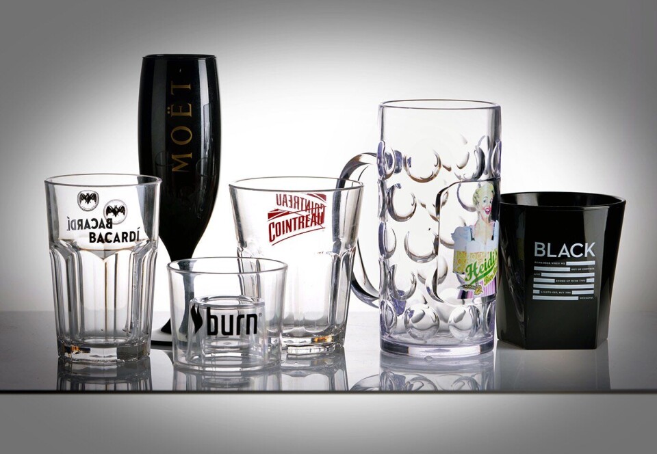 DIN LOGO: Akkurat som på glass, kan også plastglassene påføres ønsket logo. DIN LOGO: Akkurat som på glass, kan også plastglassene påføres ønsket logo.
