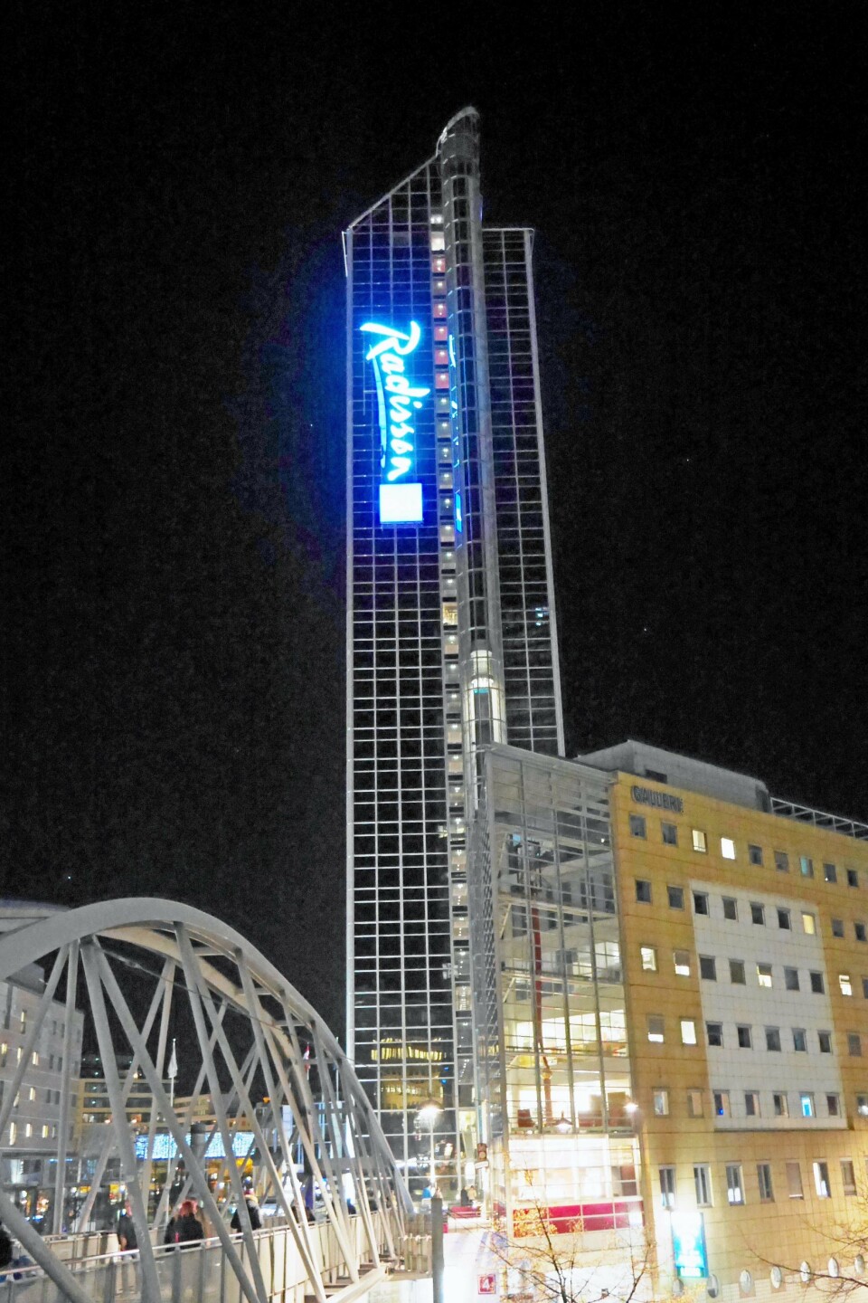 SLUKER PLAZA? HNA Tourism Group er verdens 353. største selskap. Nå vil de sluke Rezidor - hotellkjeden som blant annet driver Norges største hotell, Radisson Blu Plaza i Oslo. SLUKER PLAZA? HNA Tourism Group er verdens 353. største selskap. Nå vil de sluke Rezidor - hotellkjeden som blant annet driver Norges største hotell, Radisson Blu Plaza i Oslo.