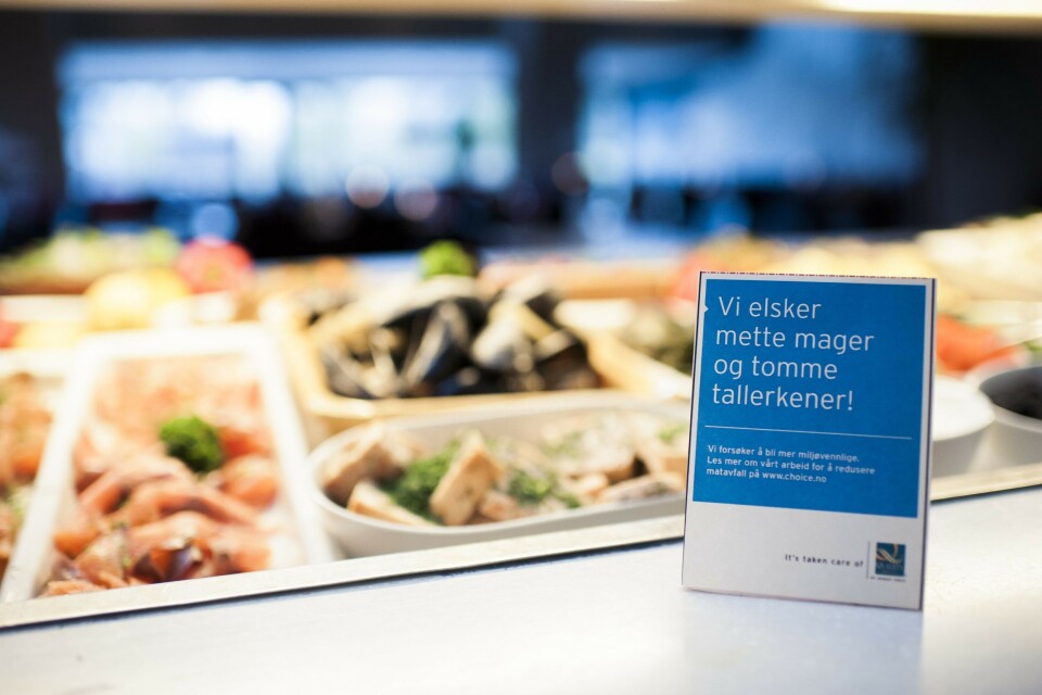 TILTAK: Skilting i matbuffeten fører til at gjestene velger mindre porsjoner, og heller går flere ganger. TILTAK: Skilting i matbuffeten fører til at gjestene velger mindre porsjoner, og heller går flere ganger.