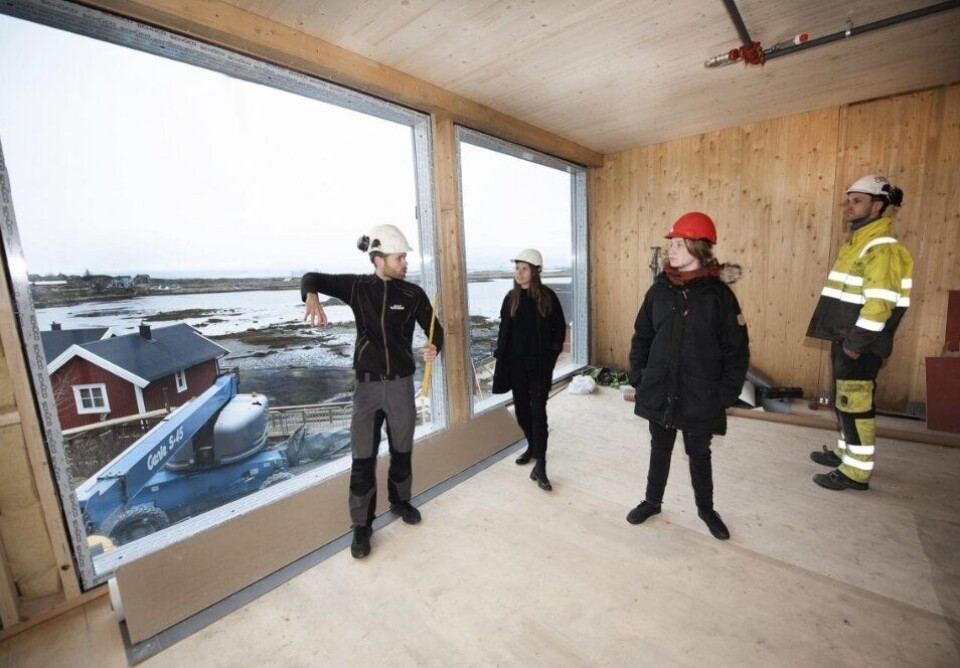GOD UTSIKT: Olaisen og arkitekt Anita Valrygg (hvit hjelm) viser rundt i nybygget.