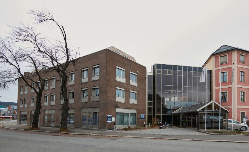 SLÅS SAMMEN: De to frittstående hotellene Ambassadeur Hotel og Globus Hotel slås sammen, renoveres og blir til Scandic Ambassadeur Drammen.