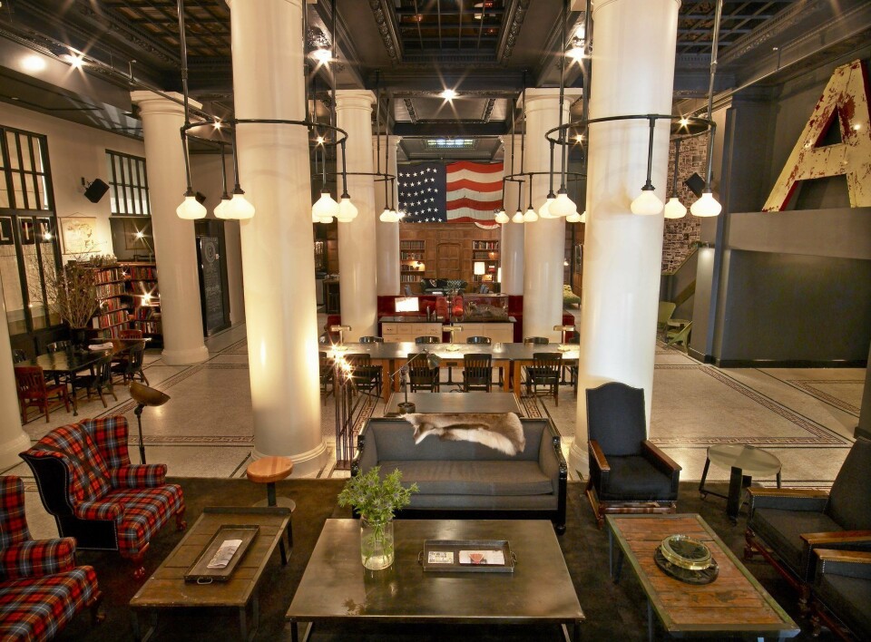 ÅPENT FOR ALLE: Lobbyen på Ace Hotel i New York er blitt en hub for newyorkere og reisende fra hele verden. Lokalet er fullt av moderne kunst og historiske rariteter.