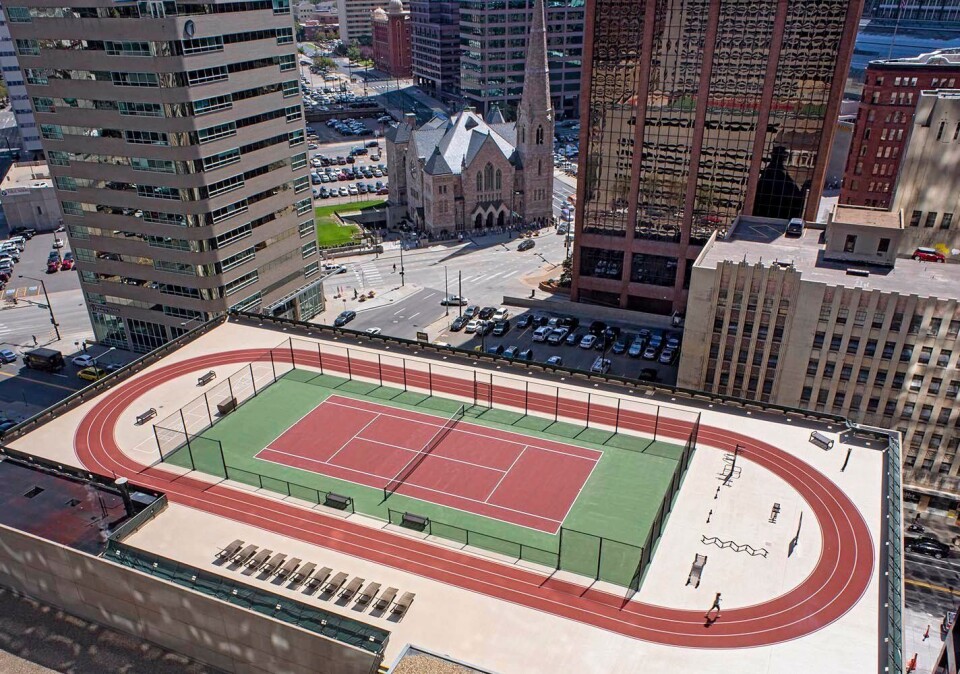 HIMMELSK JOGGETUR: Grand Hyatt Denver har tatt i bruk taket for å please aktive gjester. Her er det trening på dagtid, bar og shuffleboard om kvelden.