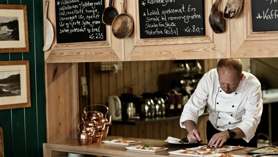EKTE NORSK: Servering på Hindsæter Hotell, Sjodalen. Foto: Tina Stafrèn/Visitnorway.com EKTE NORSK: Servering på Hindsæter Hotell, Sjodalen. Foto: Tina Stafrèn/Visitnorway.com