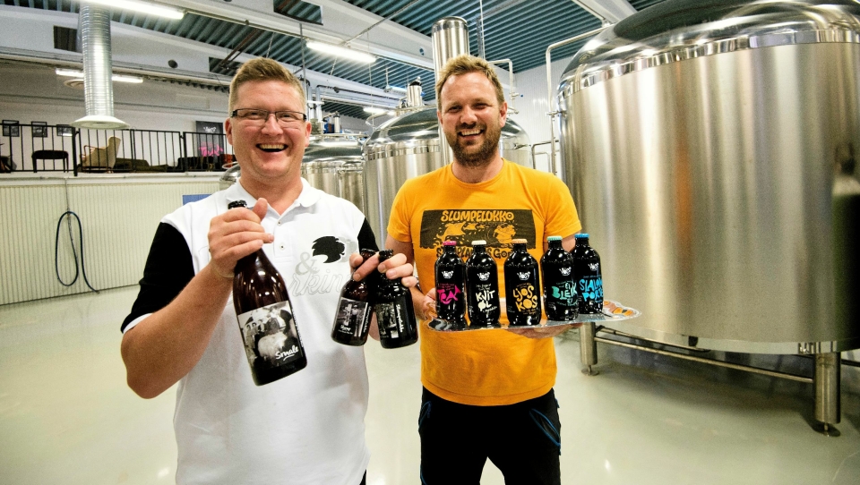 75 EIERE: Frode Horvik (til venstre) og Rune Midttun i Voss Fellesbryggeri kan lage opptil 7000 liter øl om dagen.
