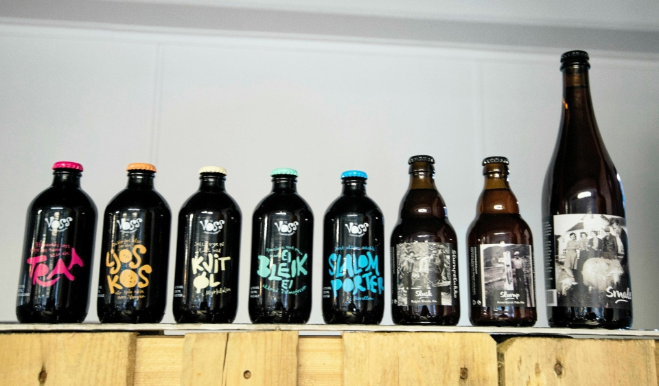 HELE REKKA: I fjor lagde Voss Fellesbryggeri åtte forskjellige ølsorter. Nå er fem av dem i butikkhyllene.