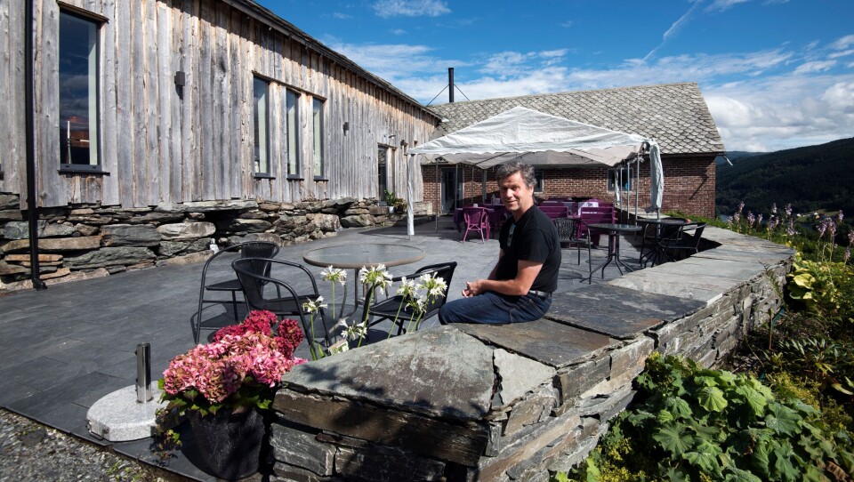 GÅRD: Svein Ringheim driver hotellet sammen med kona Jorunn. Ute foran bankettsalen og restauranten er det en stor uteplass.
