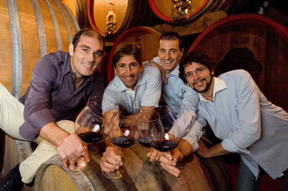 SKÅL: Dagens Tommasier er fjerde generasjons vinprodusenter.